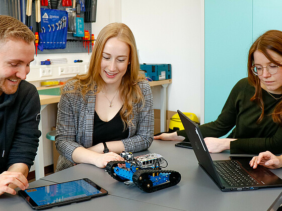 Studierende programmieren einen kleinen Roboter. Die PH Weingarten erforscht unter anderem, wie digitale Medien im Unterricht sinnvoll eingesetzt werden können.